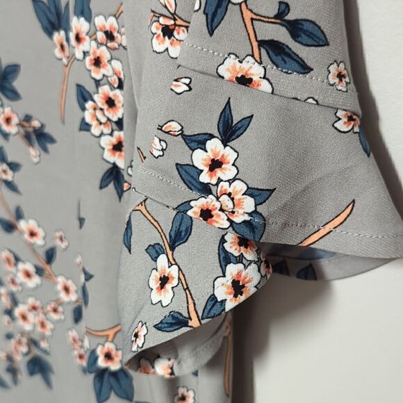 Banana Republic Factory Gray Floral Short Sleeve Blouse - Picture 3 of 6